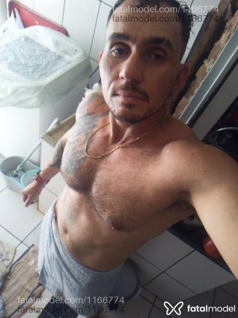 Acompanhante homem com cabelo castanho de olhos castanhos - Menhphysique