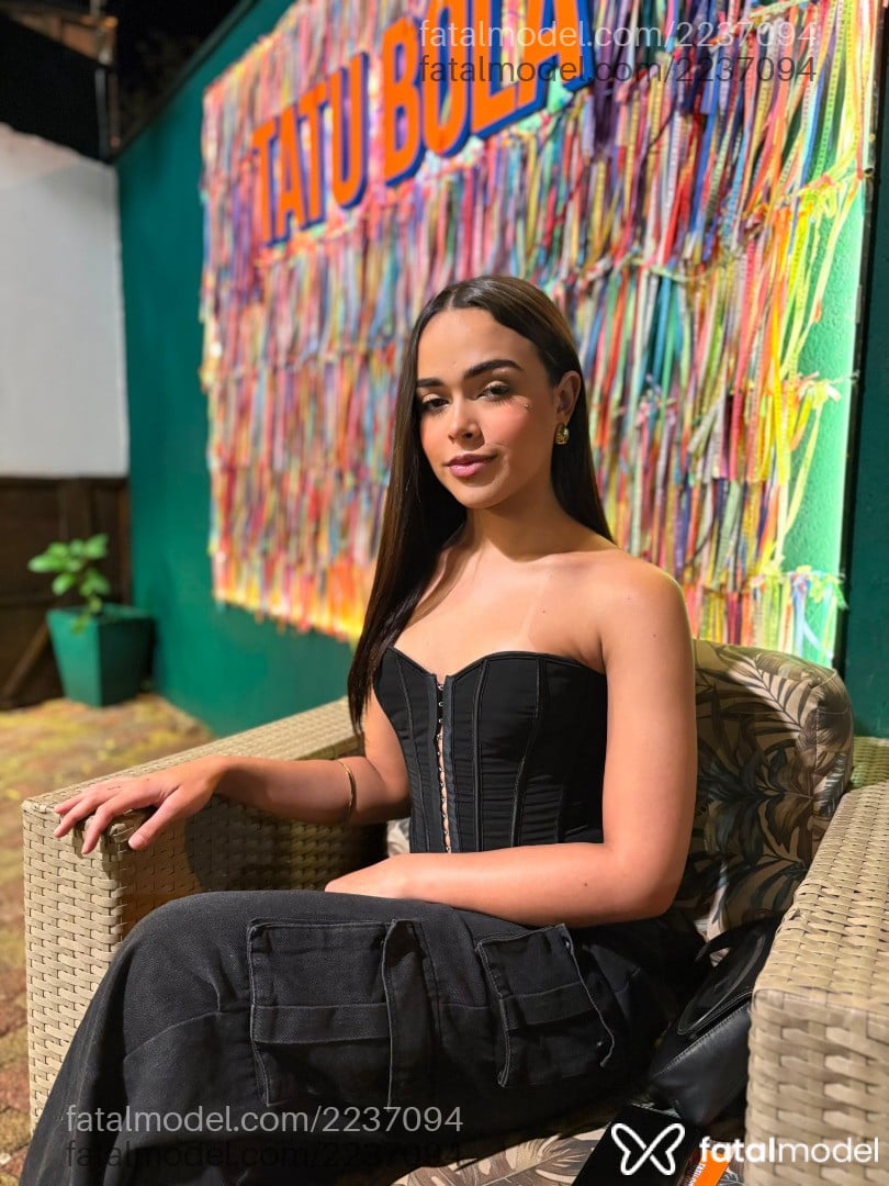 Acompanhante mulher trans morena (o) de olhos castanhos - Biia Espósito