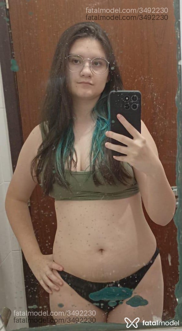 Acompanhante mulher com cabelo castanho de olhos castanhos - Luana