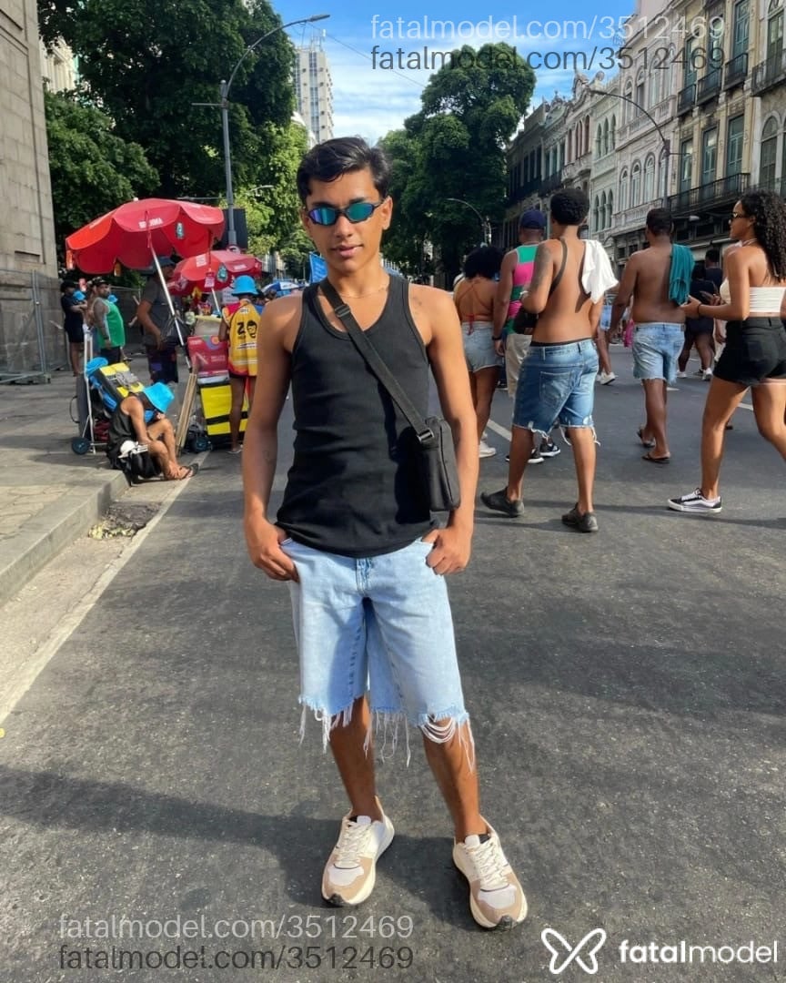 Acompanhante homem com cabelo castanho de olhos pretos - Lcpimentinha