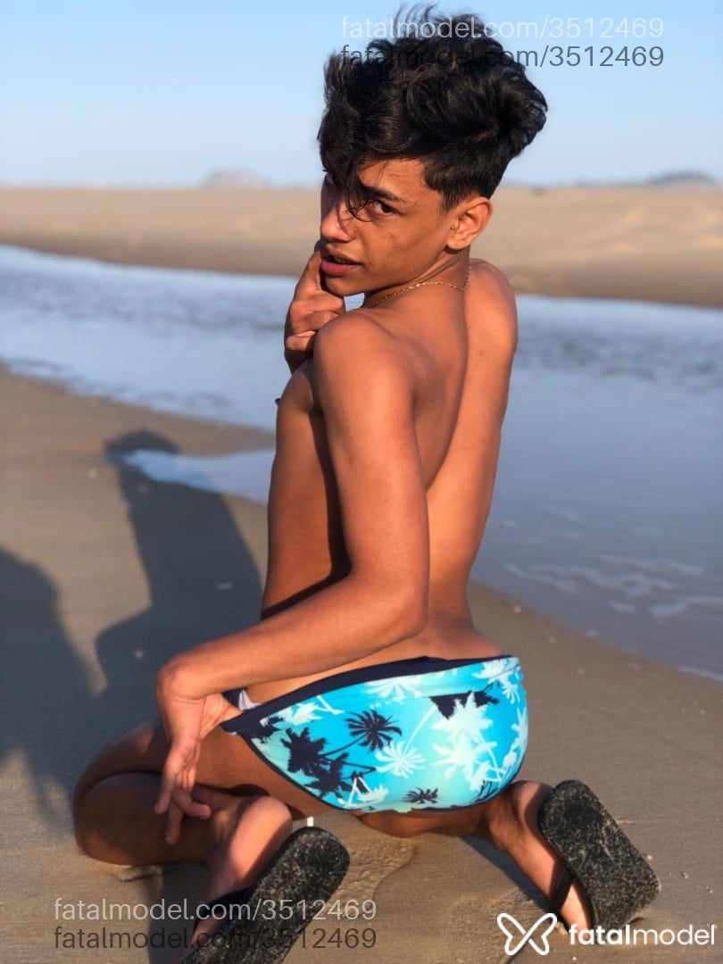 Acompanhante homem com cabelo castanho de olhos pretos - Lcpimentinha