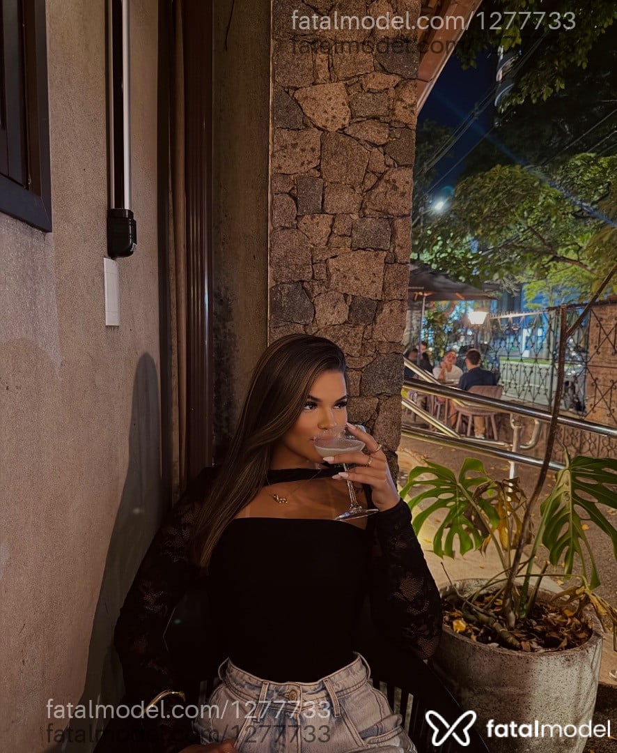 Acompanhante mulher com cabelo castanho de olhos castanhos - ísis Valentina