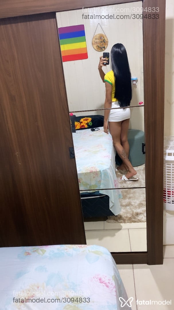 Acompanhante não-binário com cabelo castanho de olhos pretos - Nicollyferraz