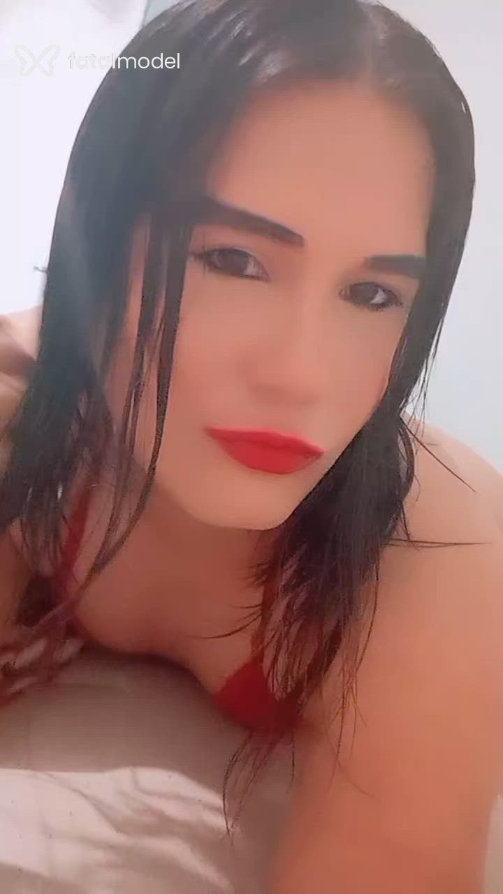 Acompanhante não-binário com cabelo castanho de olhos castanhos - Berê Halse
