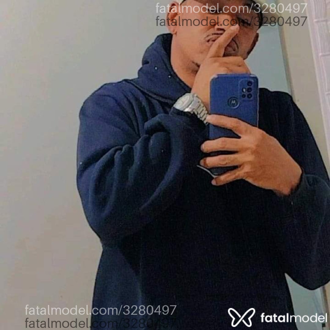 Acompanhante homem sem cabelo de olhos pretos - Le Santos