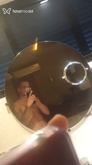 Acompanhante homem sem cabelo de olhos pretos - Le Santos