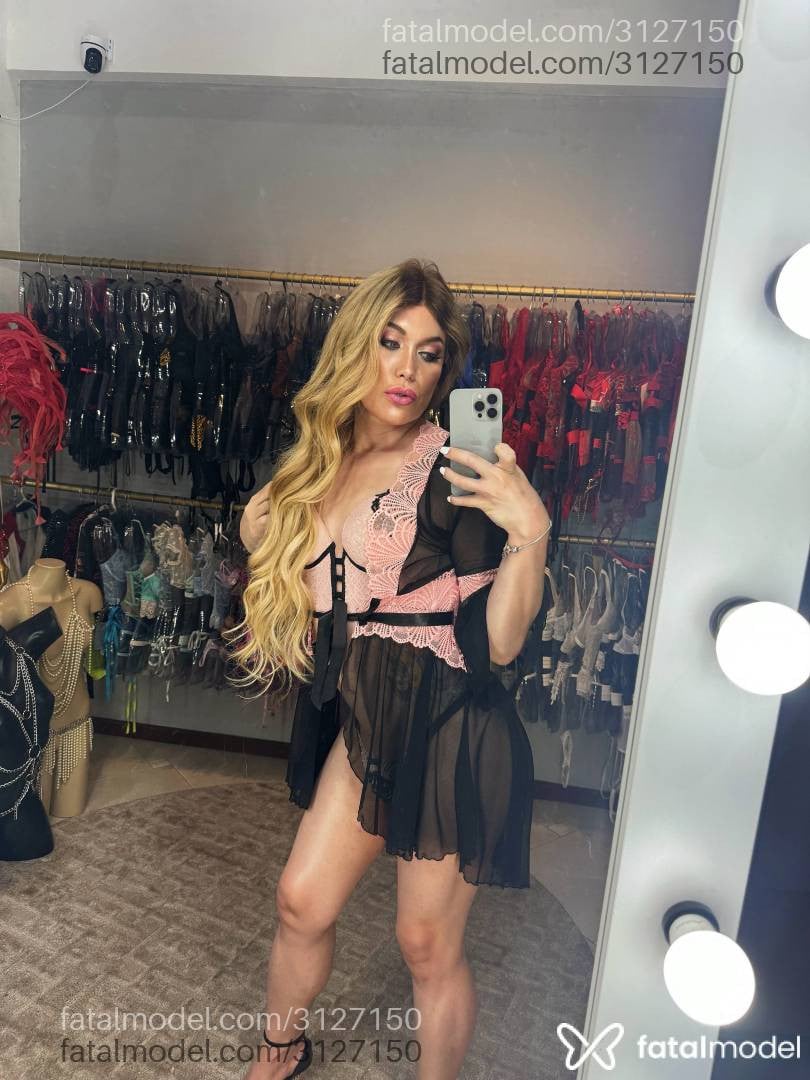 Acompanhante mulher trans loira (o) de olhos mel - Lola Benvenutti Acompanhante mulher trans loira (o) de olhos mel - Lola Benvenutti