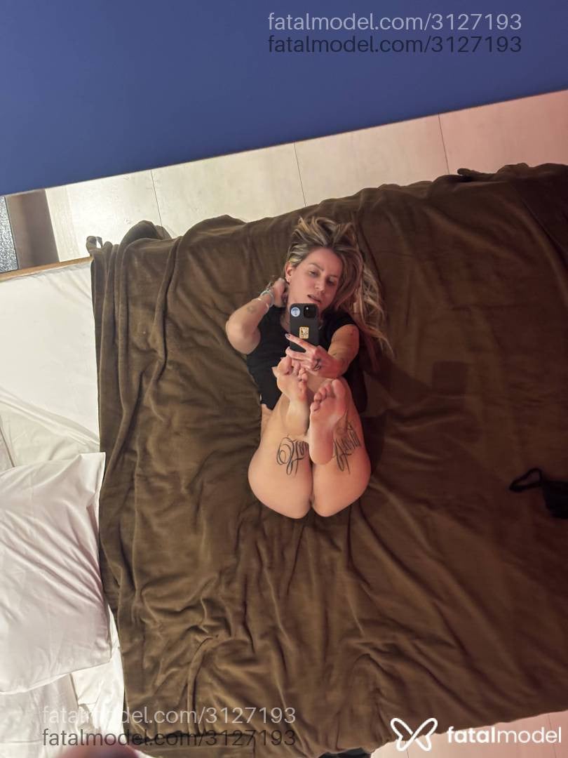 Acompanhante mulher loira (o) de olhos azuis - Domina Privato