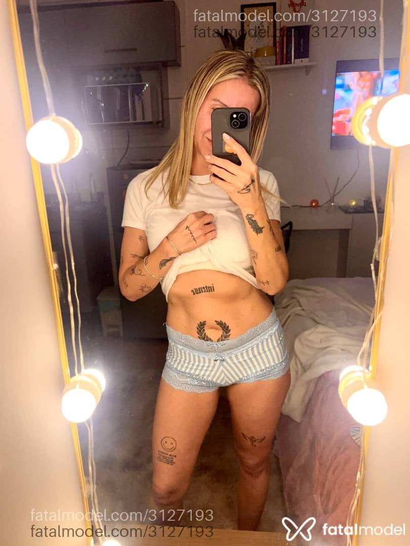 Acompanhante mulher loira (o) de olhos azuis - Domina Privato