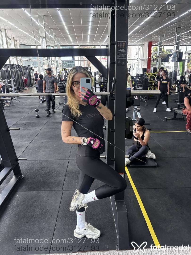 Acompanhante mulher loira (o) de olhos azuis - Domina Privato