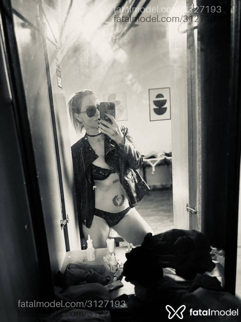 Acompanhante mulher loira (o) de olhos azuis - Domina Privato
