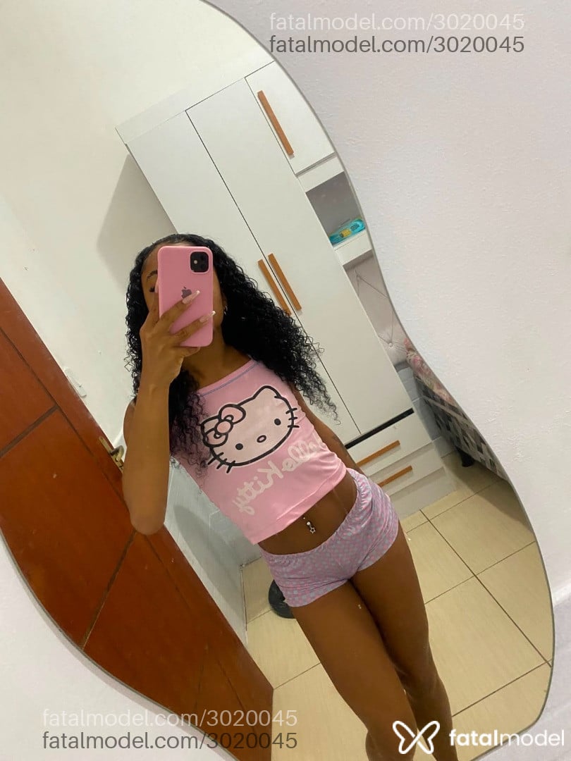 Acompanhante mulher morena (o) de olhos castanhos - Melanie Martinez