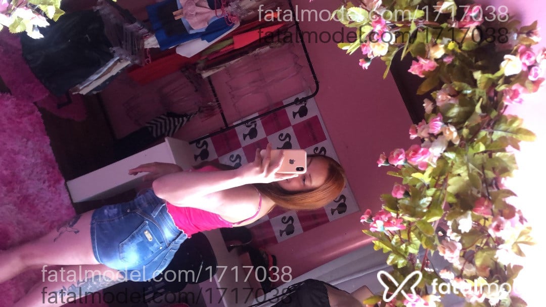 Acompanhante mulher trans com cabelo castanho de olhos pretos - Monike