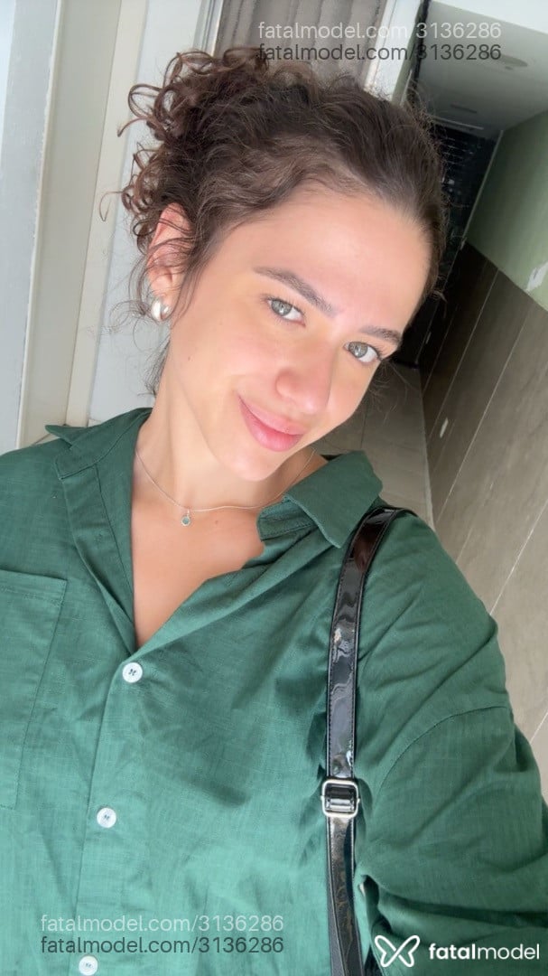 Acompanhante mulher com cabelo castanho de olhos verdes - Miaastrix