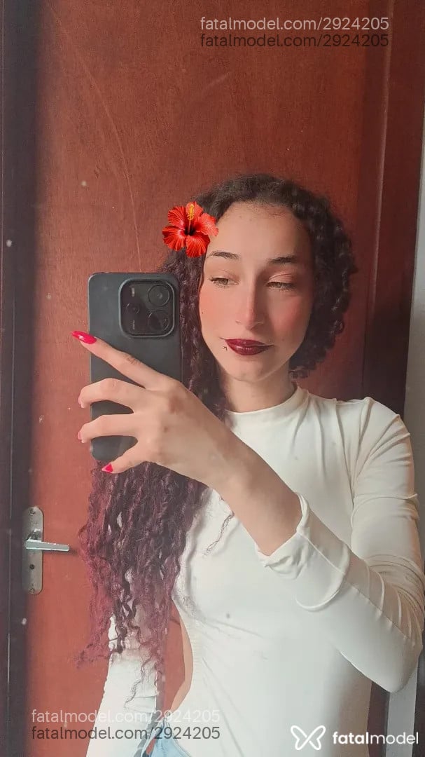 Acompanhante mulher com cabelo colorido de olhos verdes - Lariih