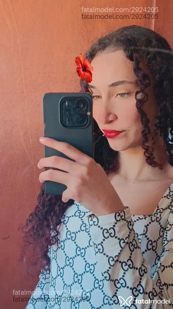 Acompanhante mulher com cabelo colorido de olhos verdes - Lariih