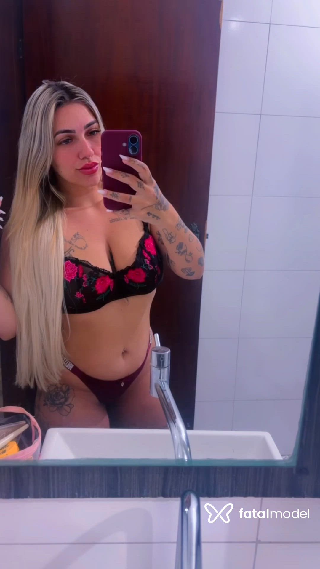 Acompanhante mulher loira (o) de olhos verdes - Emanuelly