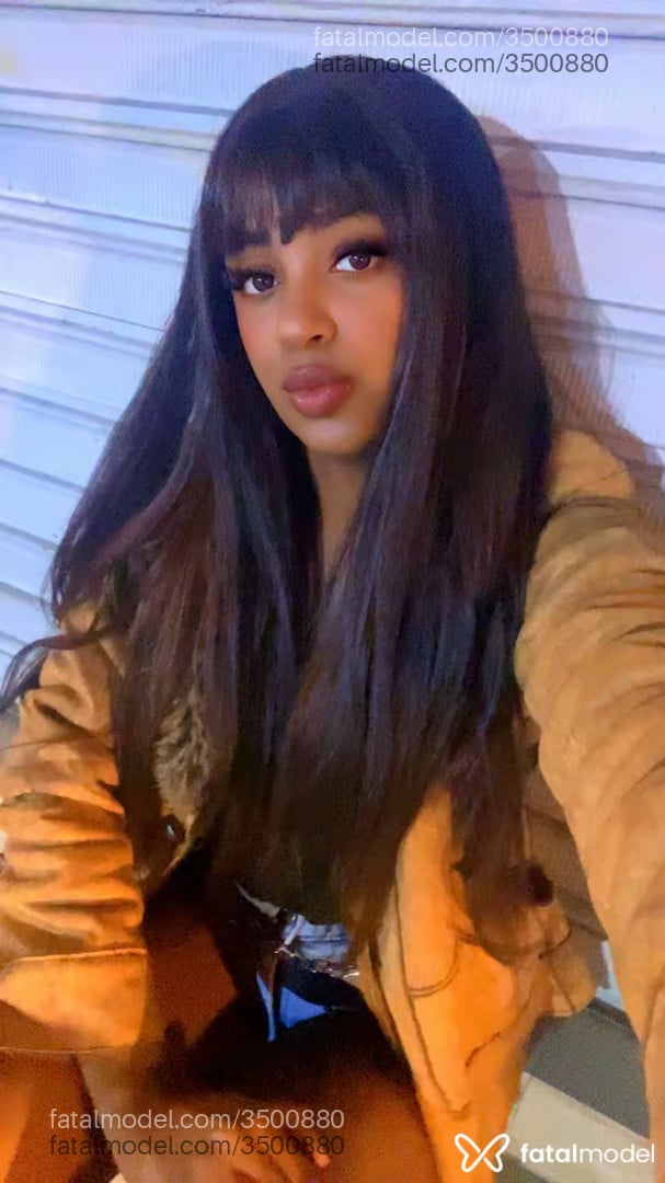Acompanhante mulher loira (o) de olhos pretos - Morena