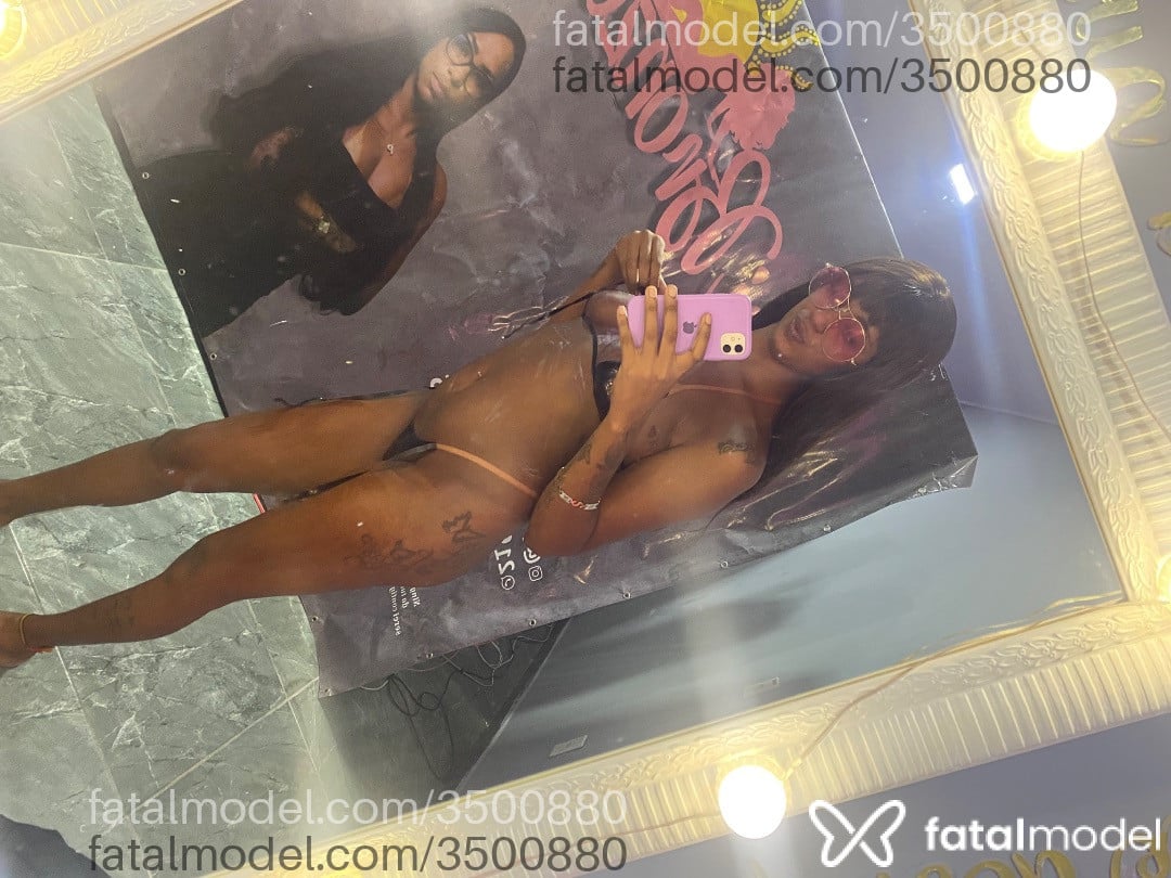 Acompanhante mulher loira (o) de olhos pretos - Morena