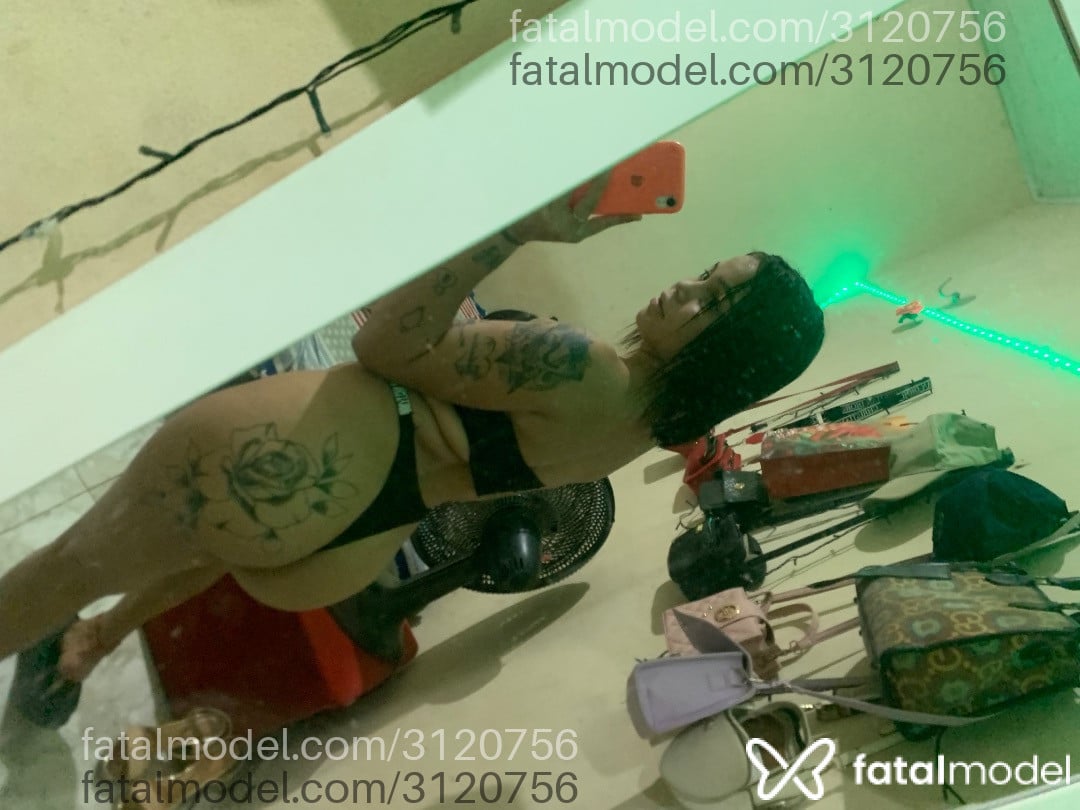 Acompanhante mulher trans com cabelo castanho de olhos pretos - Valentina