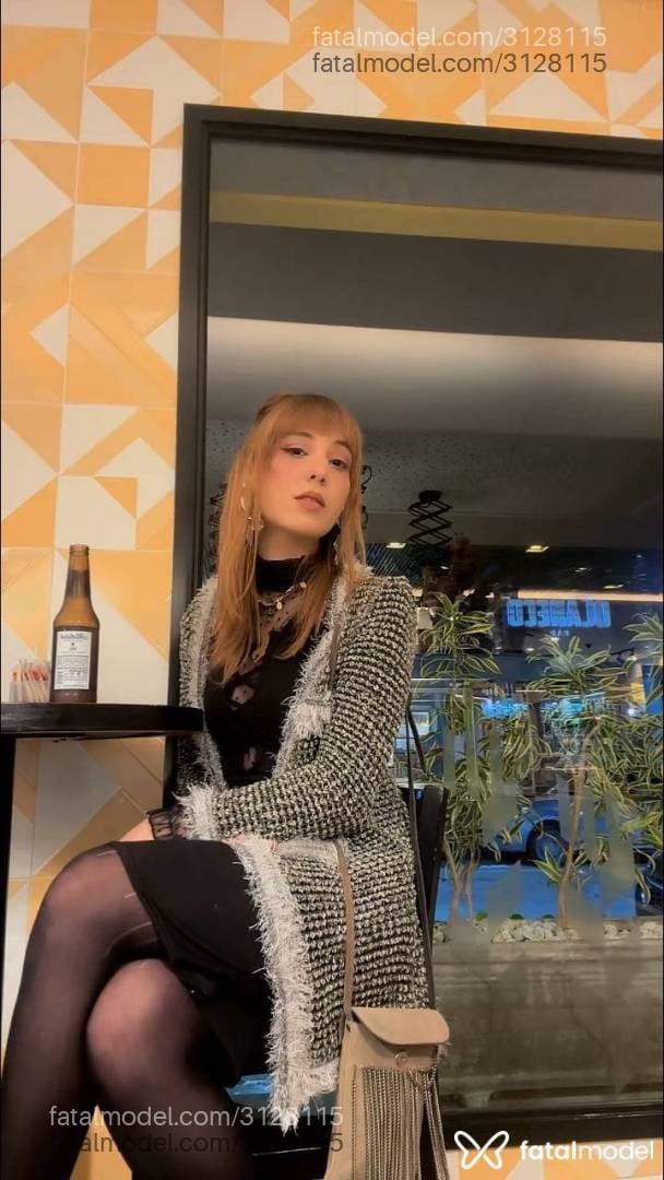 Acompanhante mulher ruiva (o) de olhos castanhos - Melissa