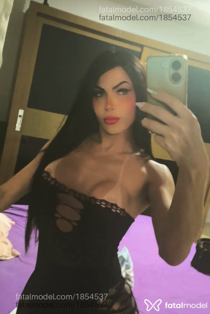 Acompanhante mulher trans morena (o) de olhos verdes - Loren