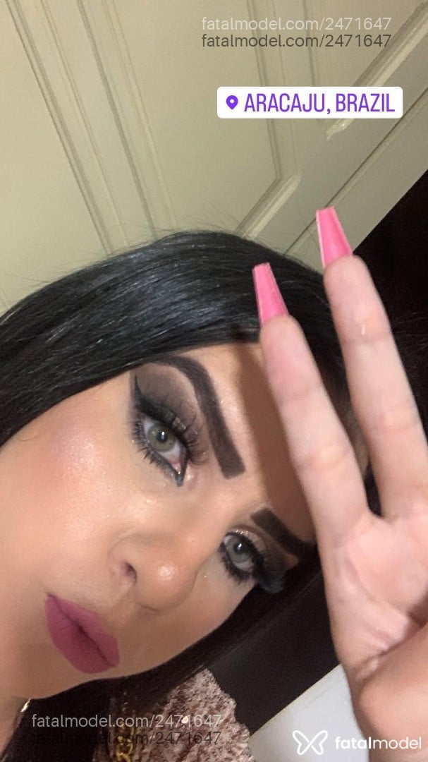 Acompanhante mulher trans com cabelo castanho de olhos verdes - Luanny Moura