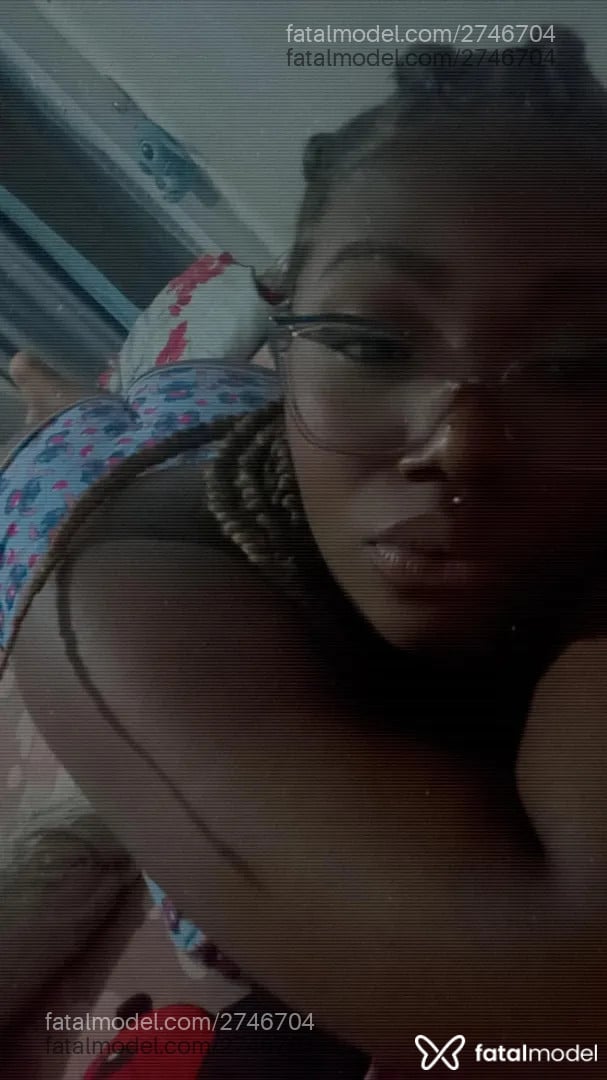 Acompanhante mulher morena (o) de olhos pretos - Uvinha