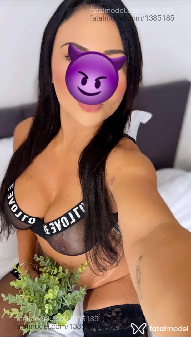 Acompanhante mulher morena (o) de olhos castanhos - Rebeca Fortunato Acompanhante mulher morena (o) de olhos castanhos - Rebeca Fortunato