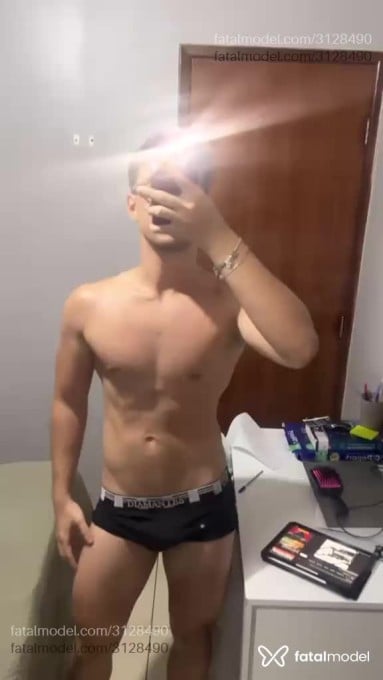 Acompanhante homem com cabelo castanho de olhos castanhos - Luccas Cesarine Acompanhante homem com cabelo castanho de olhos castanhos - Luccas Cesarine