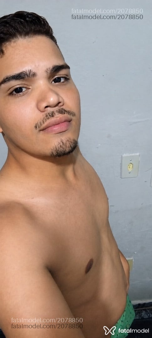 Acompanhante homem com cabelo castanho de olhos pretos - Peu Peu