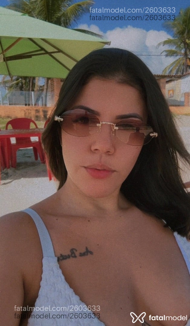 Acompanhante mulher com cabelo castanho de olhos castanhos - Karis