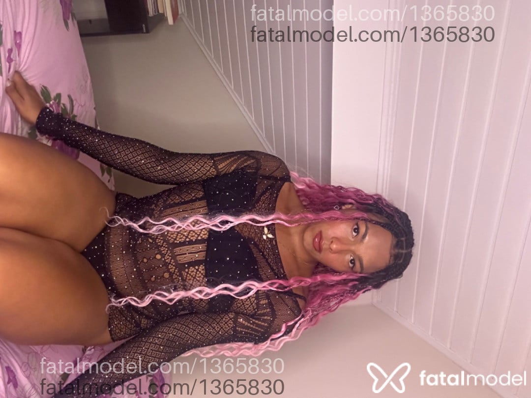 Acompanhante travesti com cabelo castanho de olhos pretos - Halana