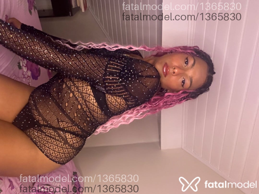 Acompanhante travesti com cabelo castanho de olhos pretos - Halana