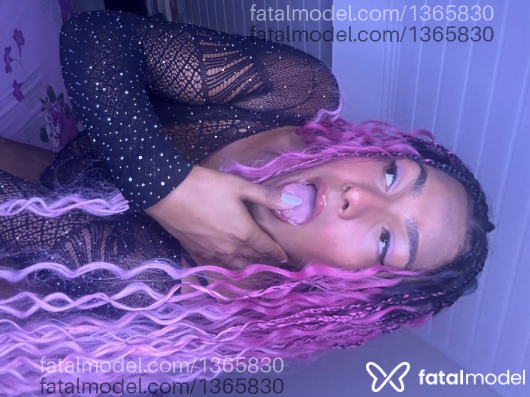 Acompanhante travesti com cabelo castanho de olhos pretos - Halana