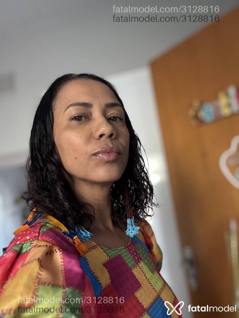 Acompanhante mulher morena (o) de olhos castanhos - Imola Jesse