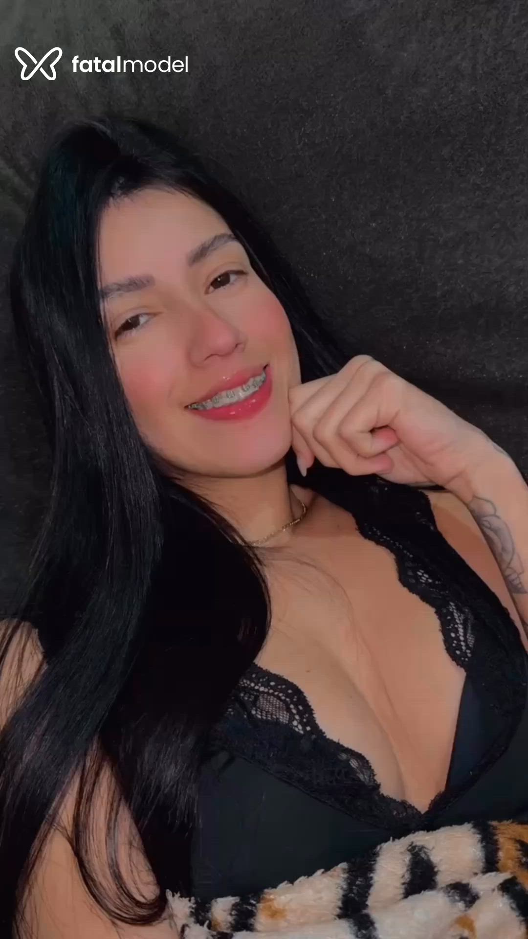 Acompanhante mulher com cabelo castanho de olhos castanhos - Cacau Acompanhante mulher com cabelo castanho de olhos castanhos - Cacau