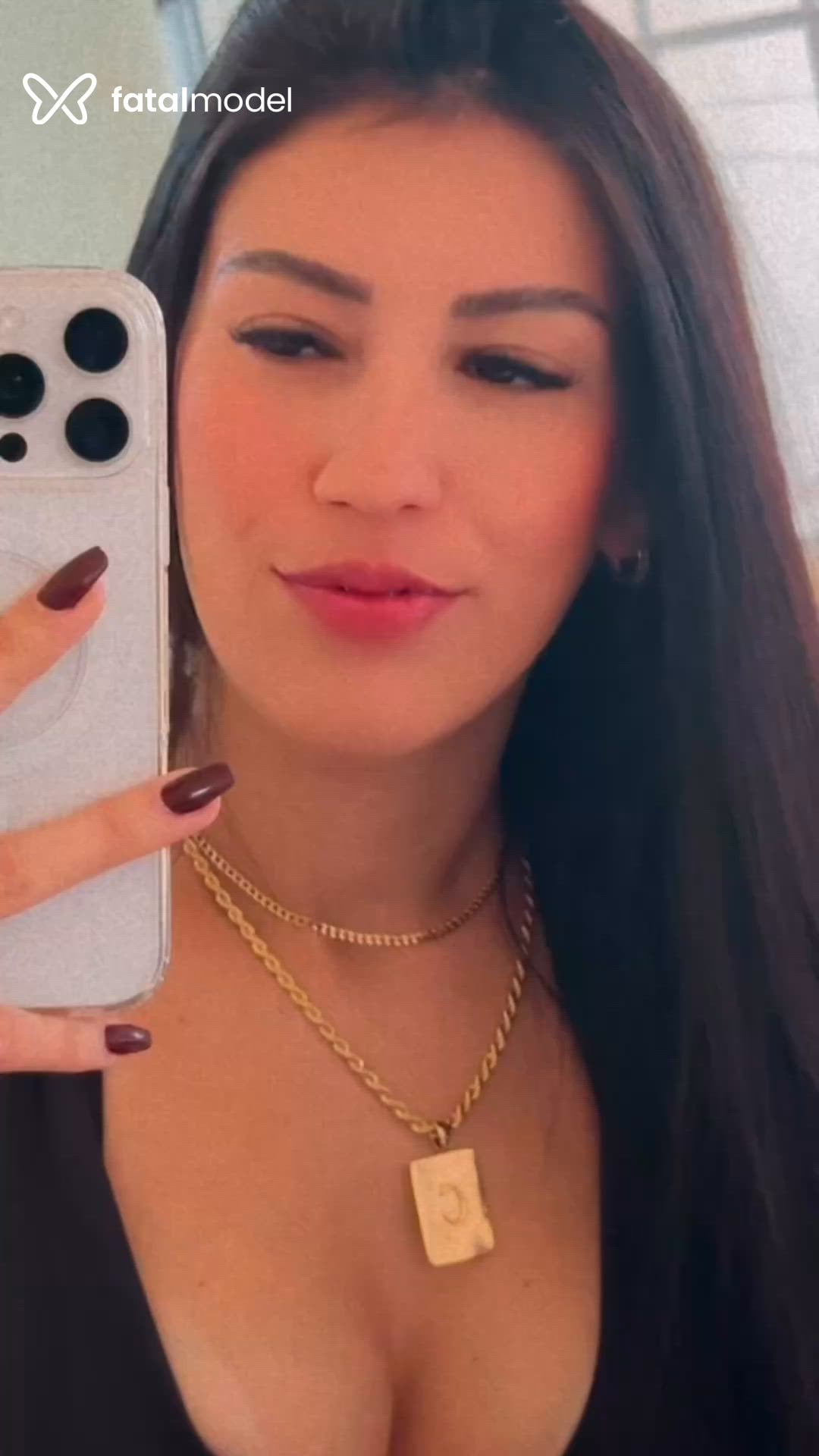 Acompanhante mulher com cabelo castanho de olhos castanhos - Cacau Acompanhante mulher com cabelo castanho de olhos castanhos - Cacau