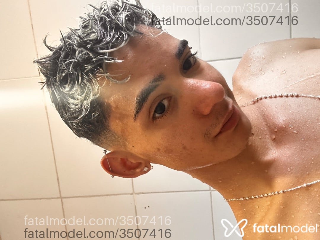 Acompanhante homem com cabelo castanho de olhos pretos - Carlinhos
