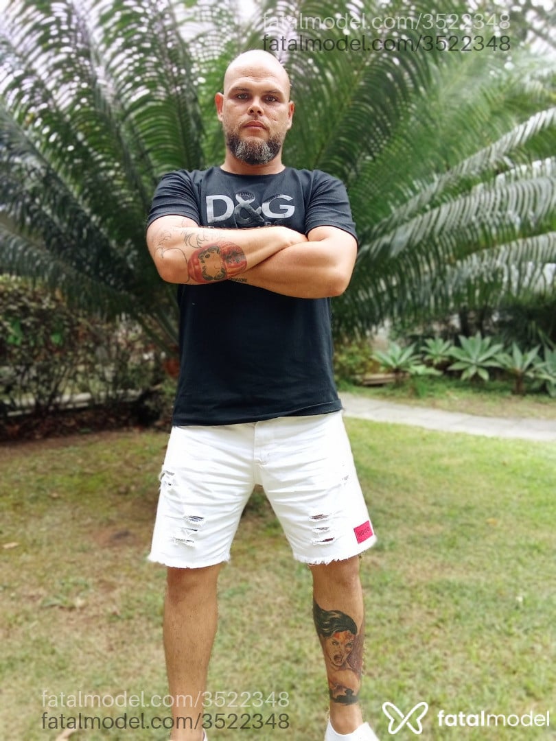 Acompanhante homem sem cabelo de olhos verdes - Heitor Reis Acompanhante homem sem cabelo de olhos verdes - Heitor Reis