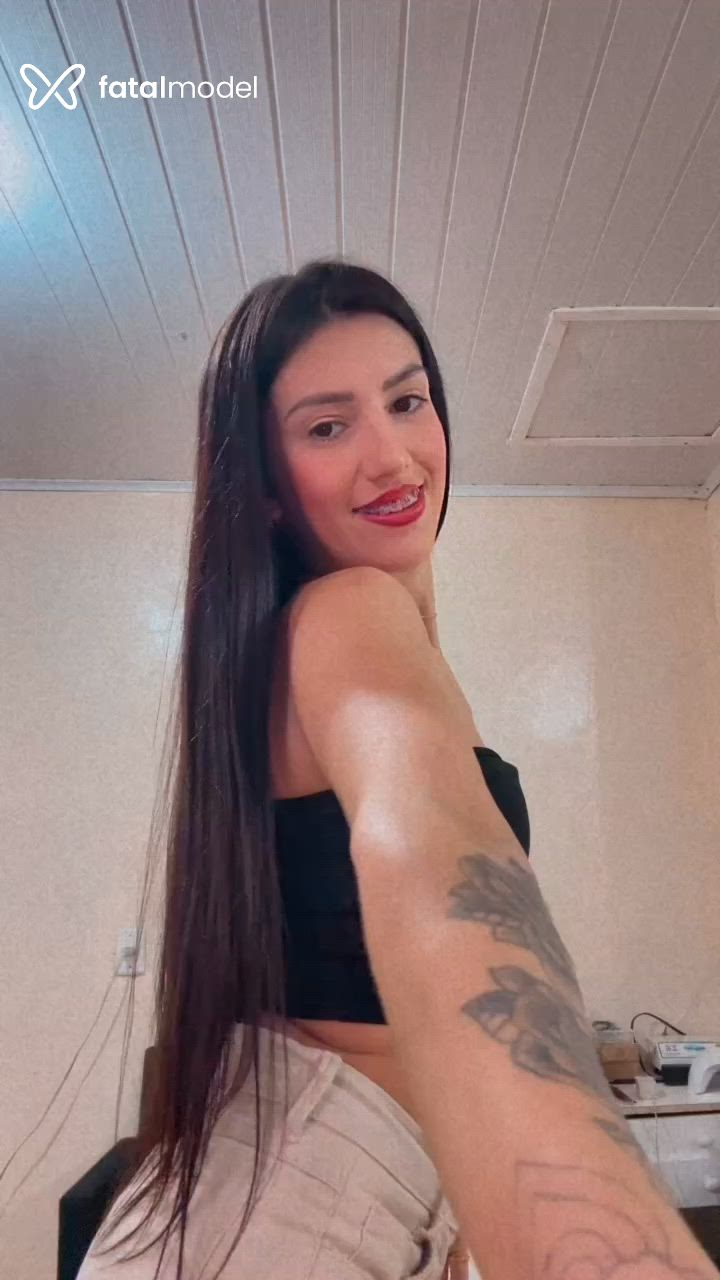 Acompanhante mulher com cabelo castanho de olhos castanhos - Cacau Acompanhante mulher com cabelo castanho de olhos castanhos - Cacau