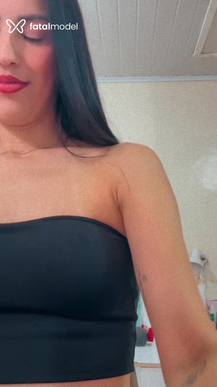 Acompanhante mulher com cabelo castanho de olhos castanhos - Cacau Acompanhante mulher com cabelo castanho de olhos castanhos - Cacau