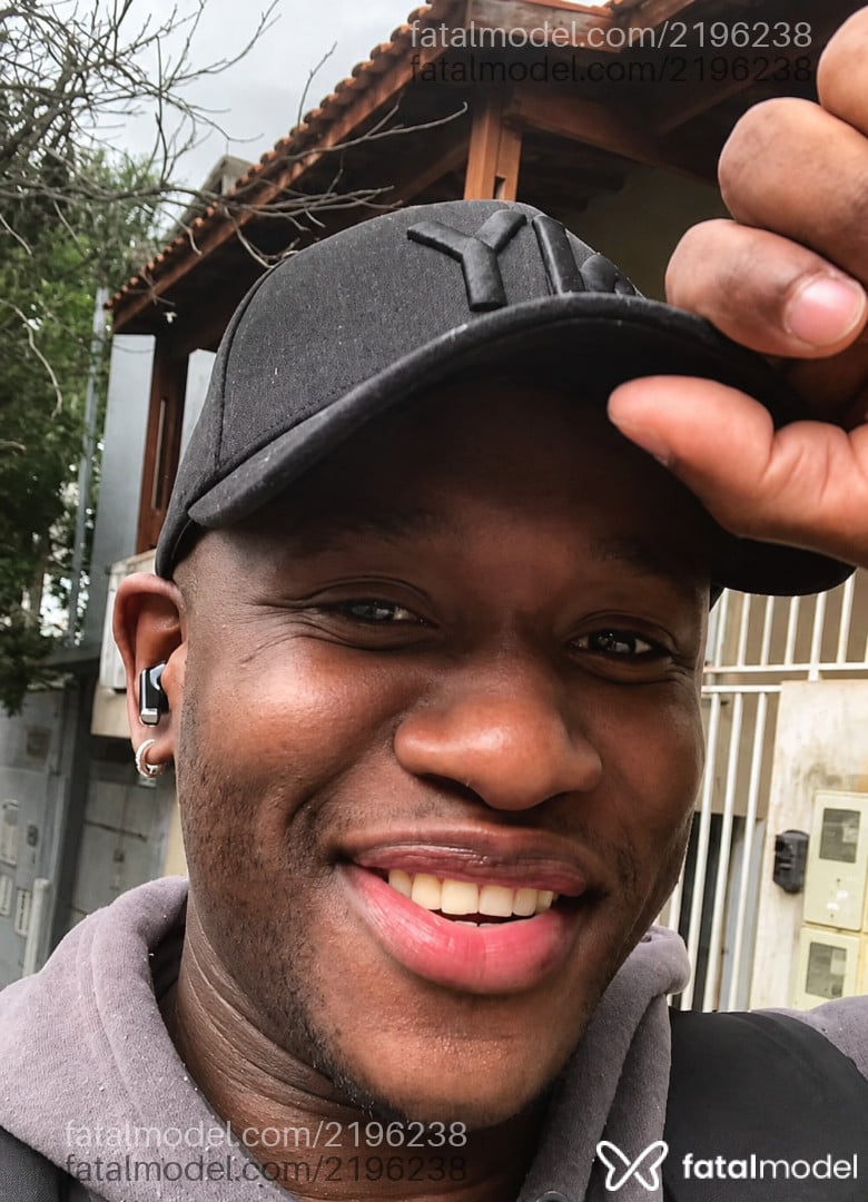 Acompanhante homem sem cabelo de olhos pretos - Picadoce