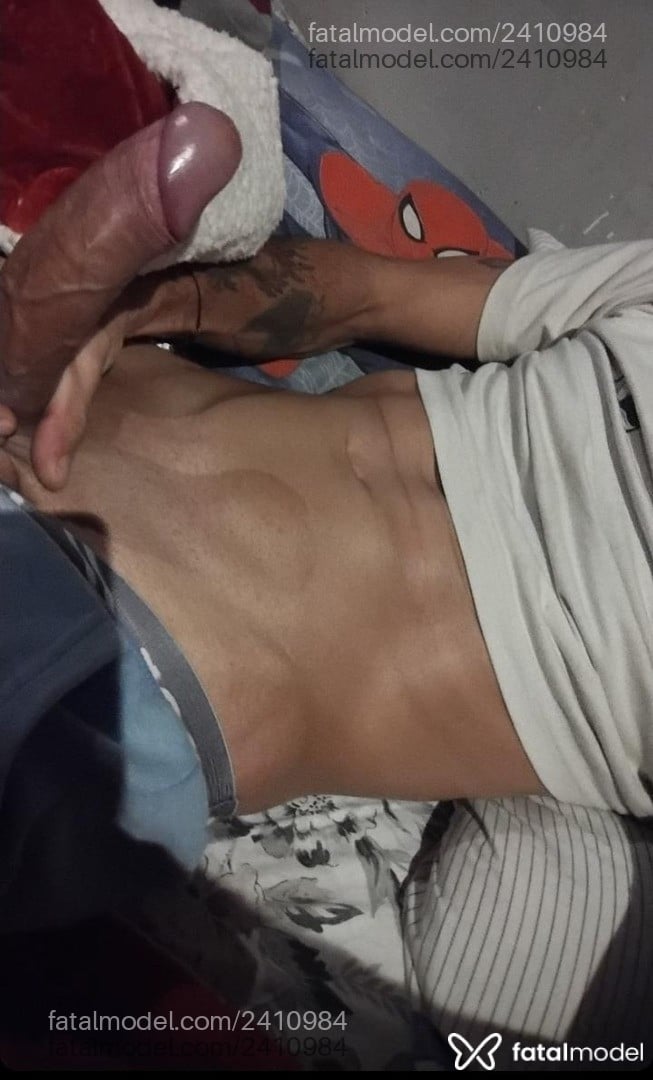 Acompanhante homem com cabelo castanho de olhos mel - Escorpião