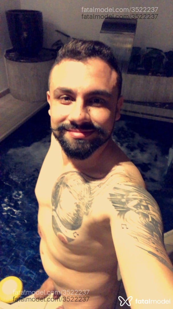 Acompanhante homem com cabelo castanho de olhos castanhos - Lucas Acompanhante homem com cabelo castanho de olhos castanhos - Lucas