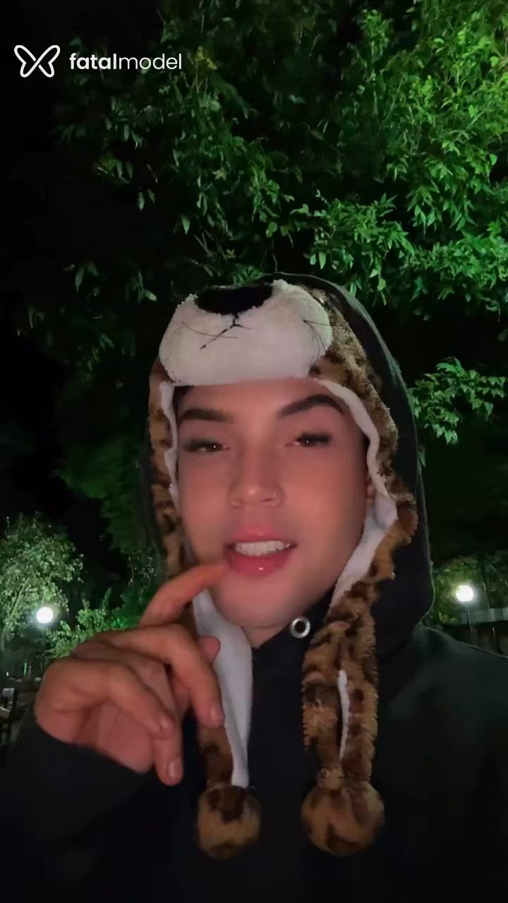 Acompanhante homem com cabelo castanho de olhos castanhos - Felker Acompanhante homem com cabelo castanho de olhos castanhos - Felker
