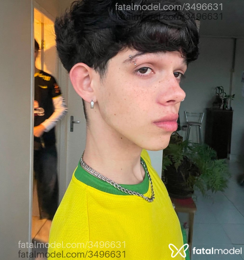 Acompanhante homem com cabelo castanho de olhos castanhos - Eruss Acompanhante homem com cabelo castanho de olhos castanhos - Eruss