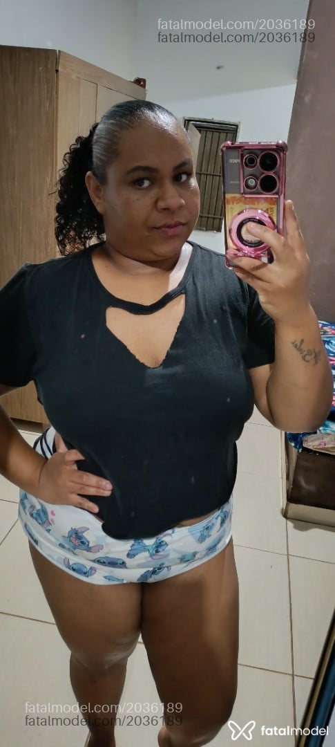 Acompanhante mulher com cabelo castanho de olhos pretos - Bombomzinho