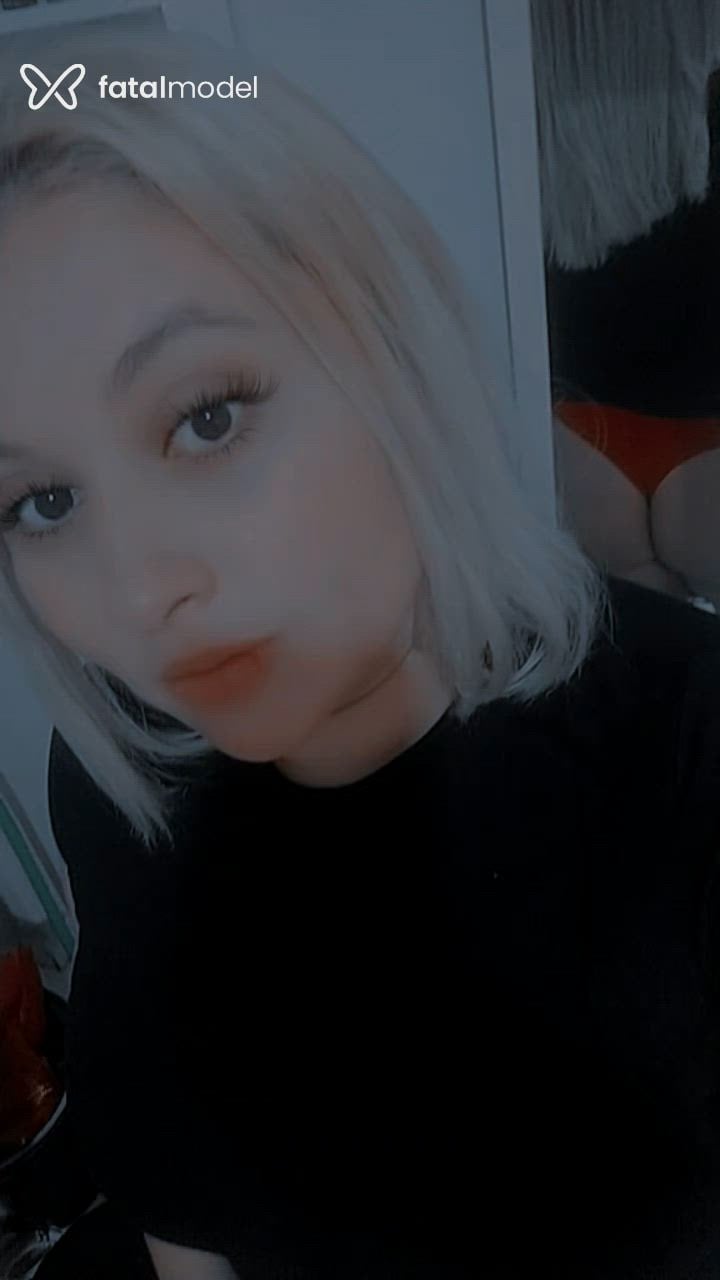 Acompanhante mulher loira (o) de olhos castanhos - Aleh