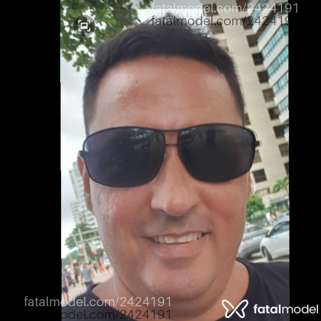 Acompanhante homem sem cabelo de olhos castanhos - Nery
